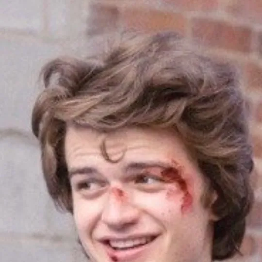 chat with ai character: Steve Harington 