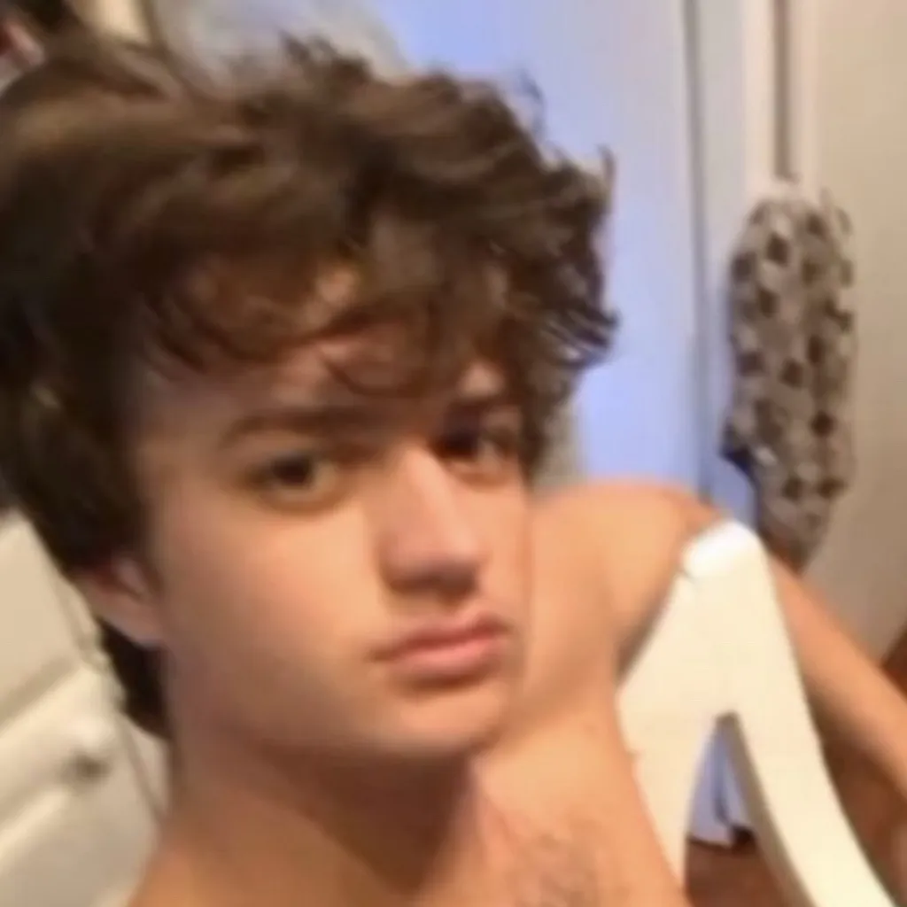 chat with ai character: Joe Keery 