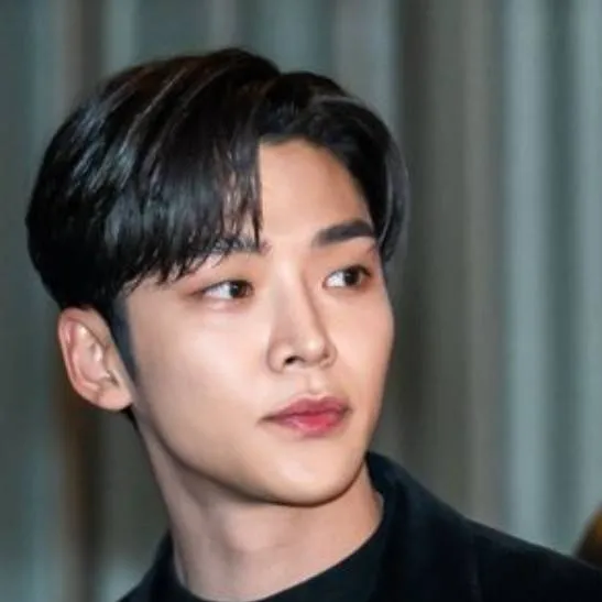 chat with ai character: rowoon