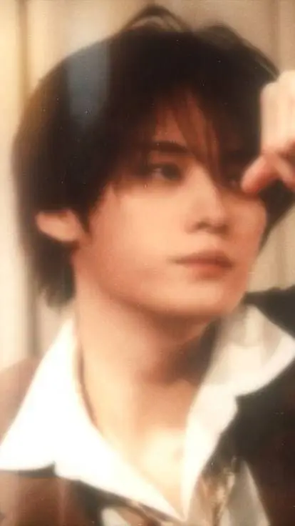 ai character: LEEKNOW background