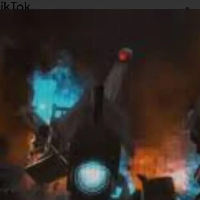 chat with ai character: titan camara da...