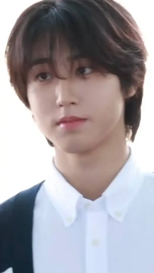 ai character: Han Jisung 😍 background