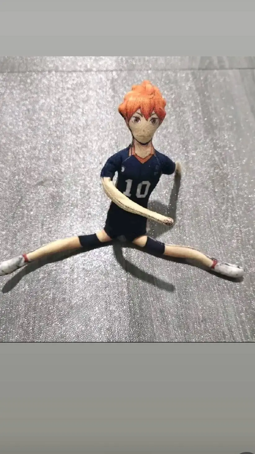 ai character: un pibe naranja background