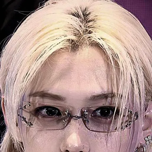 chat with ai character: Felix