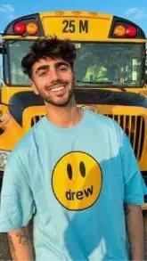 ai character: 💙Fede Viguevanii🖤 background