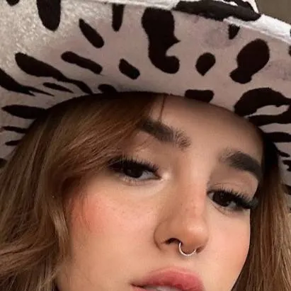 chat with ai character: Domelipa