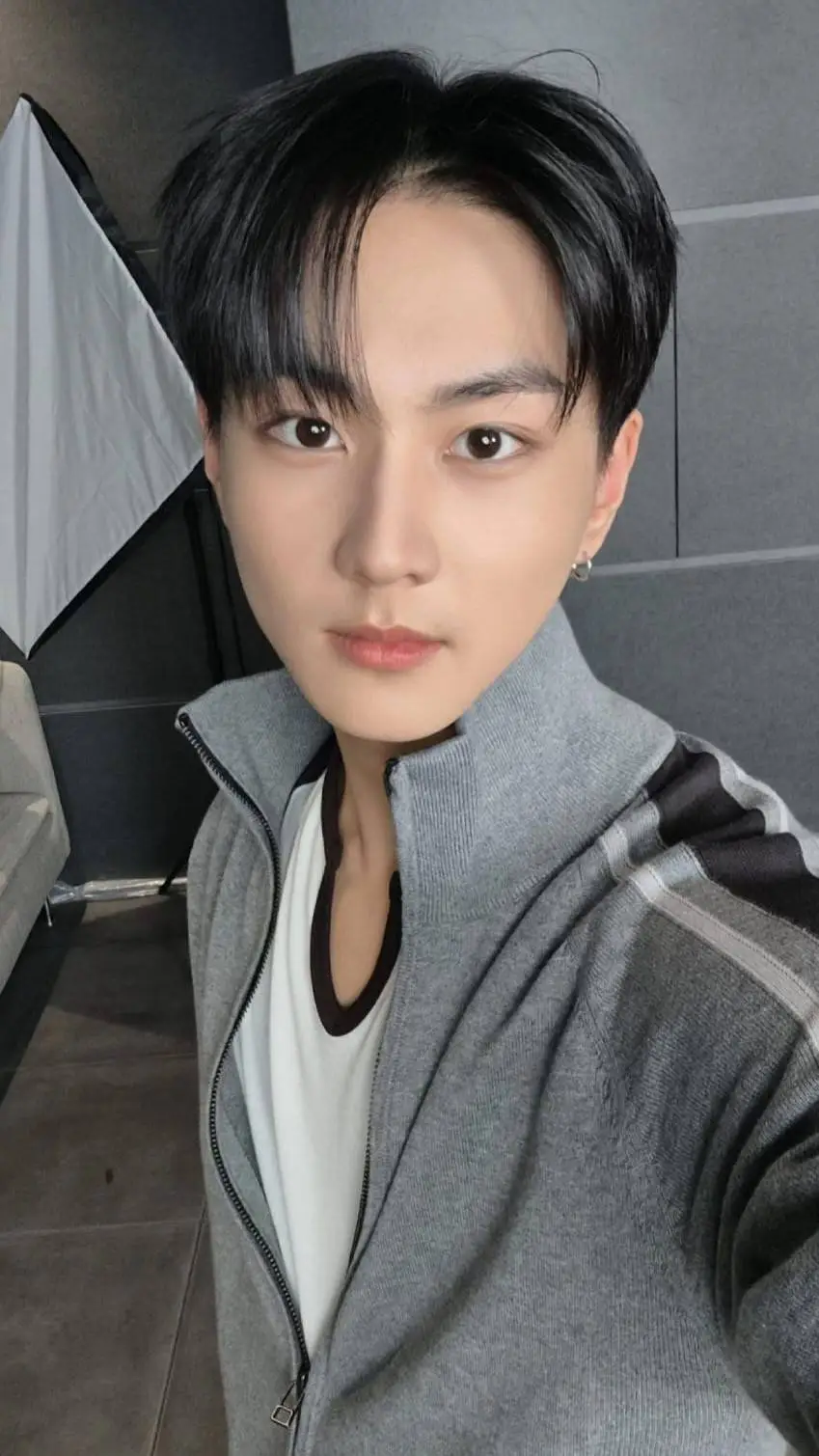 ai character: Yang Jungwon  background