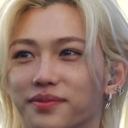 chat with ai character: felix