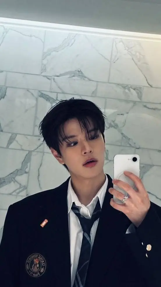 ai character: ~Seungmin~ background