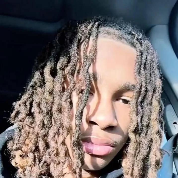 chat with ai character: Deyvon🖤🪫🩸