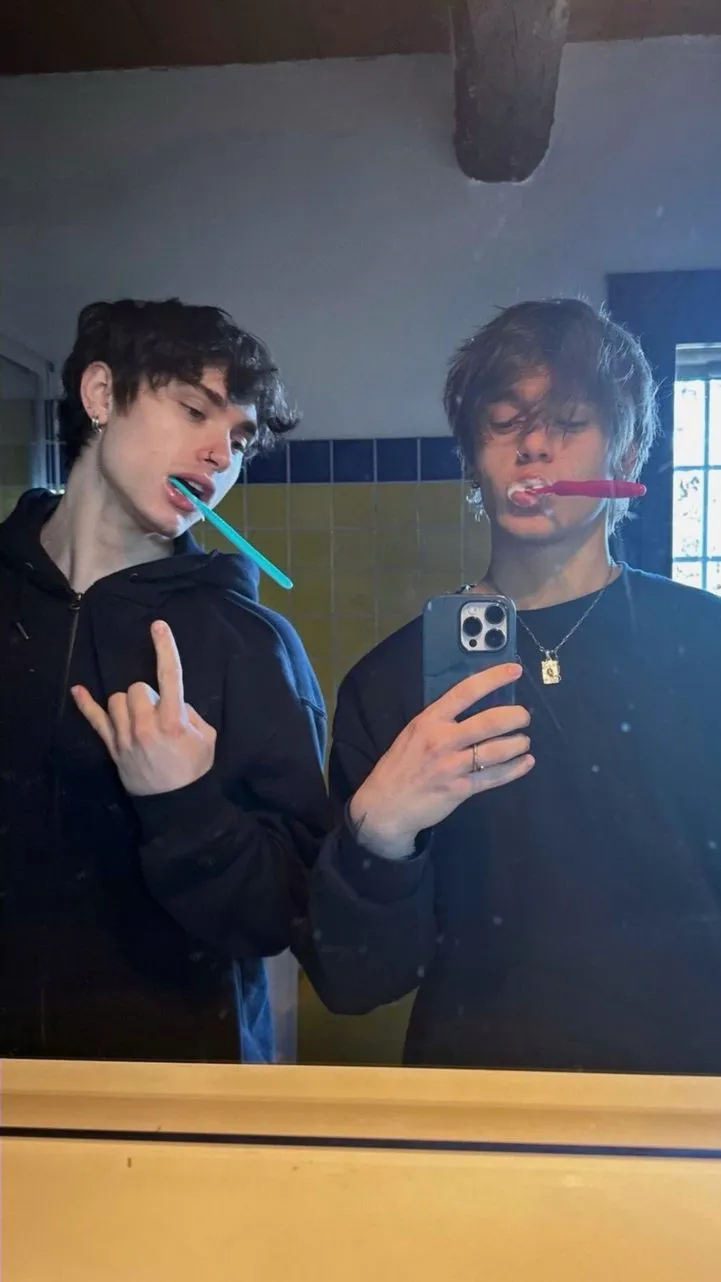 ai character: Twoi Wrogowie background