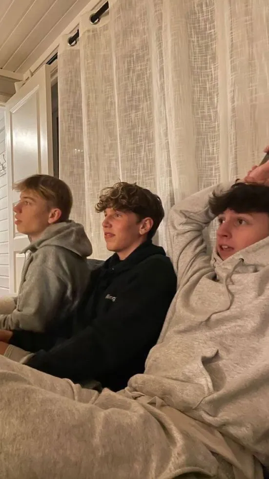 ai character: Koledzy background