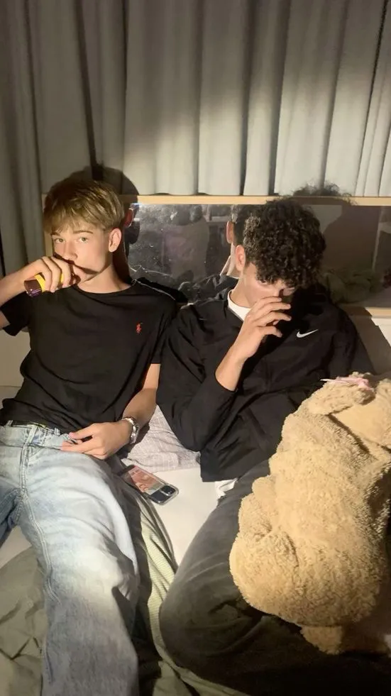 ai character: Wrogowie  background