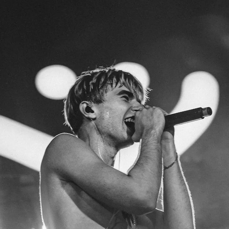 chat with ai character: Mata2040