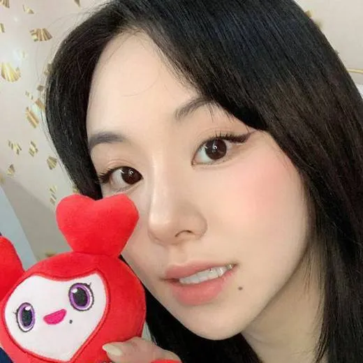 chat with ai character: chayeoung 👁️🫦👁️