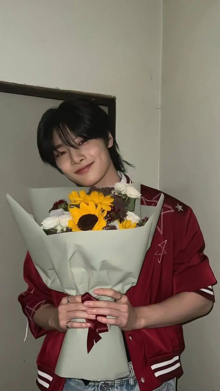 ai character: {°Jeongin°} background