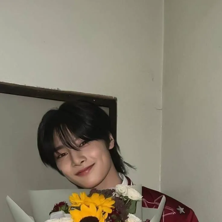 chat with ai character: {°Jeongin°}