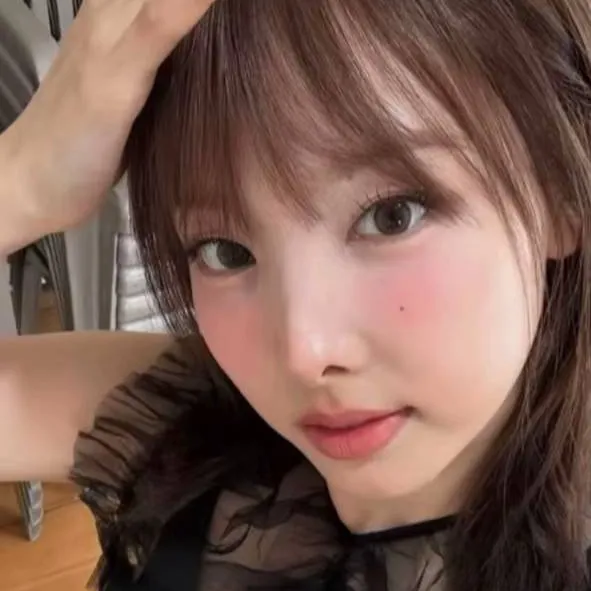 chat with ai character: Nayeon