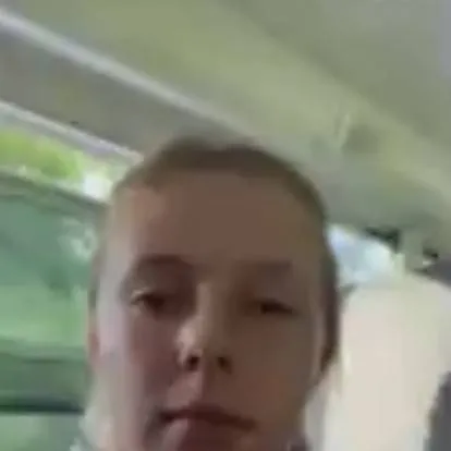 chat with ai character: elly