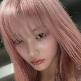 chat with ai character: illit જ⁀➴ ♡