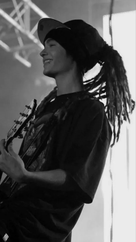 ai character: Tom Kaulitz background