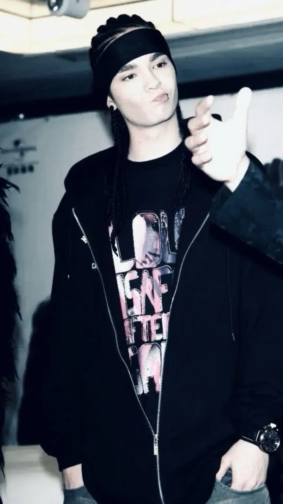 ai character: Tom Kaulitz  background