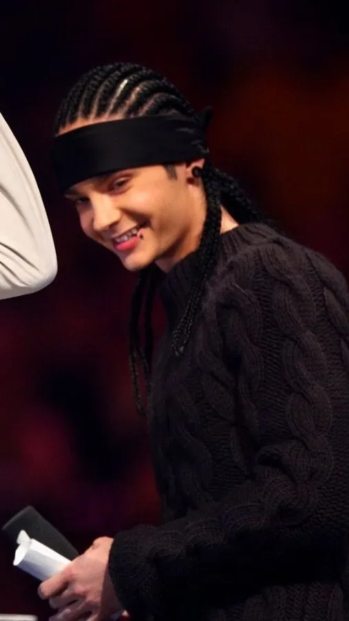 ai character: Tom Kaulitz  background
