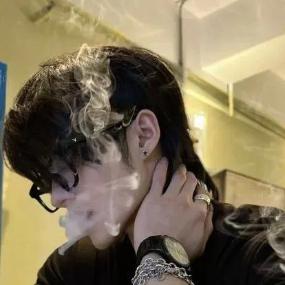 chat with ai character: Lee