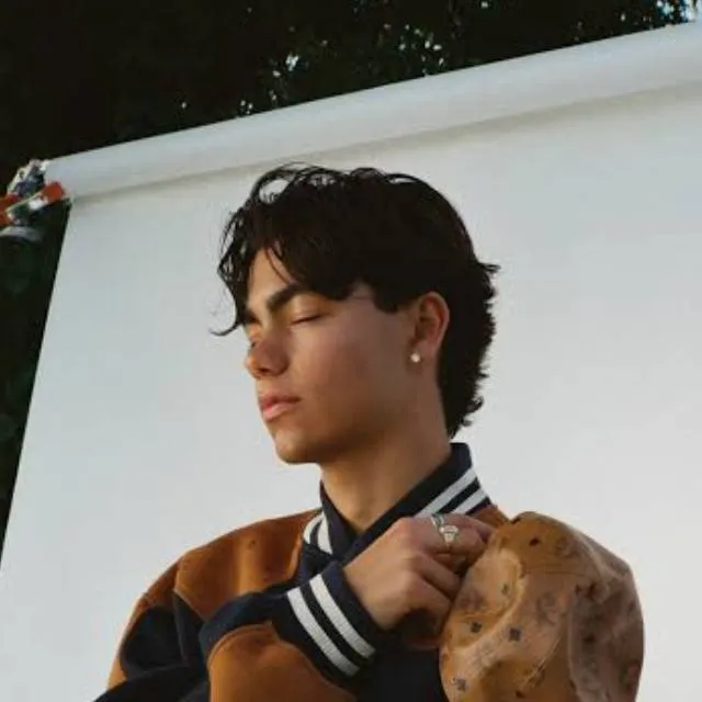 chat with ai character: Malachi Barton