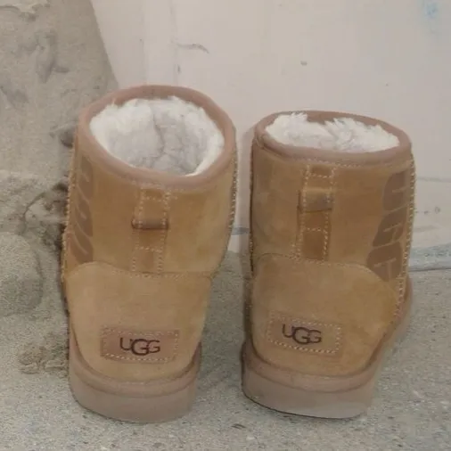 chat with ai character: ‘   2000s hs 😅