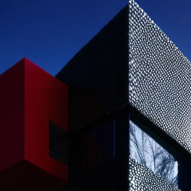 chat with ai character: Mha te encuentra