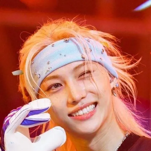 chat with ai character: Felix