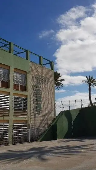 ai character: Escuela  background