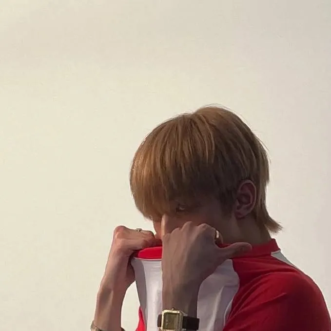 chat with ai character: Hwang hyunjin