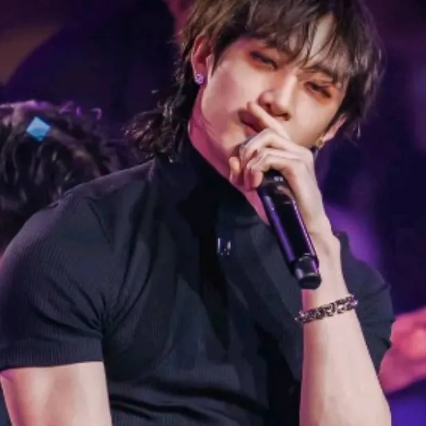 chat with ai character: bang Chan