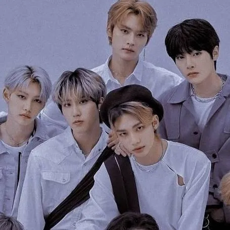 chat with ai character: straykids