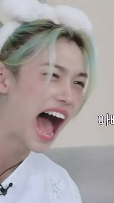 ai character: Felix🔮 background