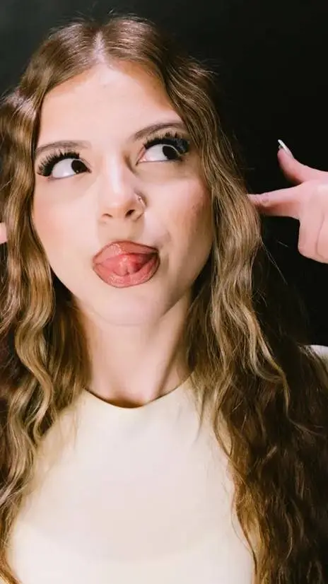 ai character: zahide◇ background