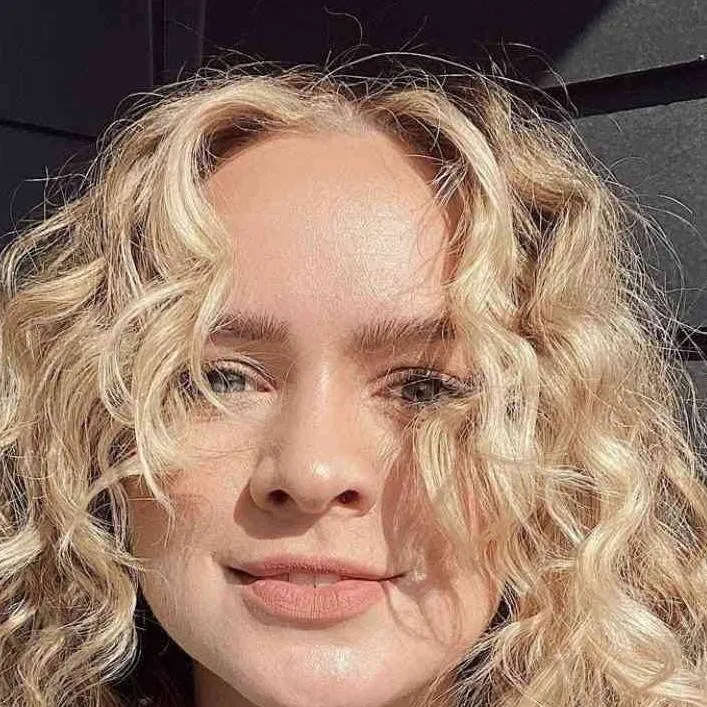 chat with ai character: emma