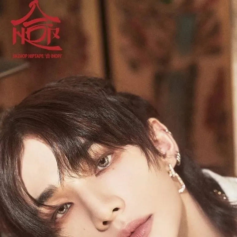 chat with ai character: hyunjin 