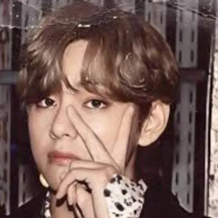 chat with ai character: Kim Taehyung 