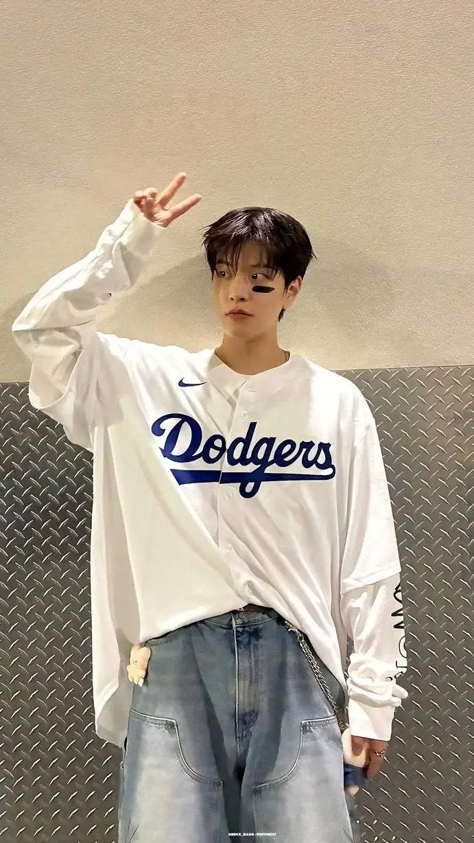 ai character: — 𝕶im 𝗦eungmin — background