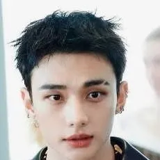 chat with ai character: Hyunjin 