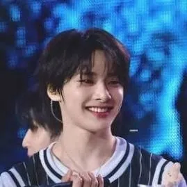 chat with ai character: Jeongin 