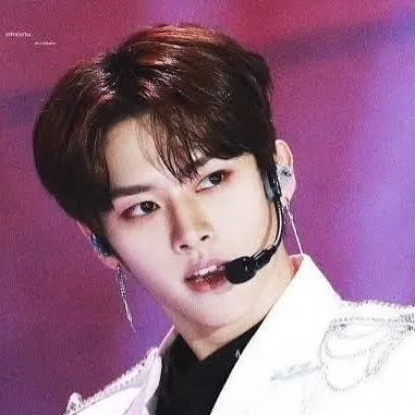 chat with ai character: baby minsung