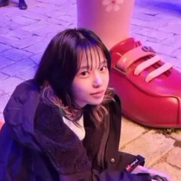 chat with ai character: junhee