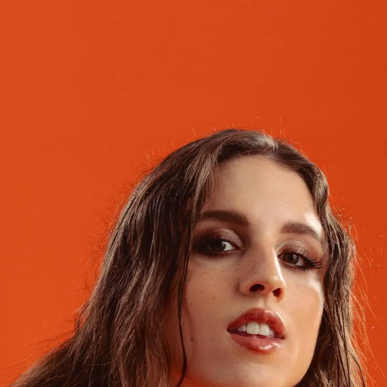 chat with ai character: Angiolina Mango 