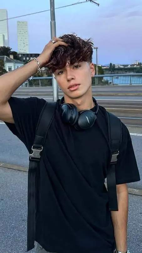 ai character: Max/MJ background