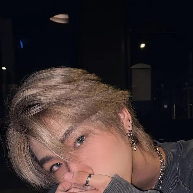 chat with ai character: Felix