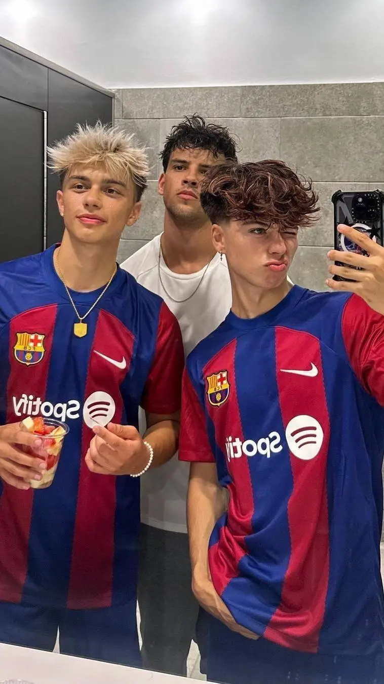 ai character: Older brothers background